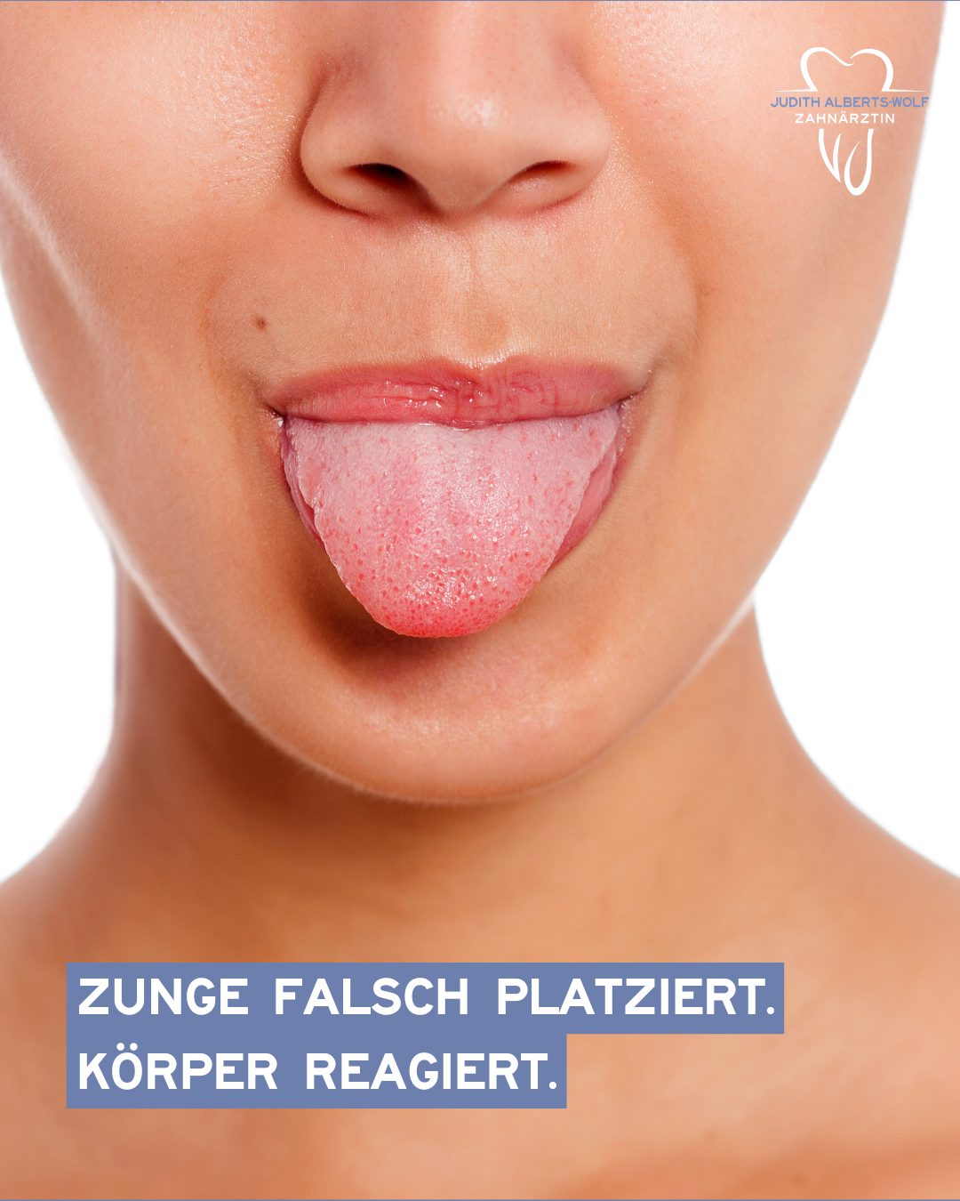 Das Bild zeigt eine Frau, die ihre Zunge raus streckt. Symbolisch für: Zunge falsch platziert, Körper reagiert – warum Zungenhaltung so viel bewirkt